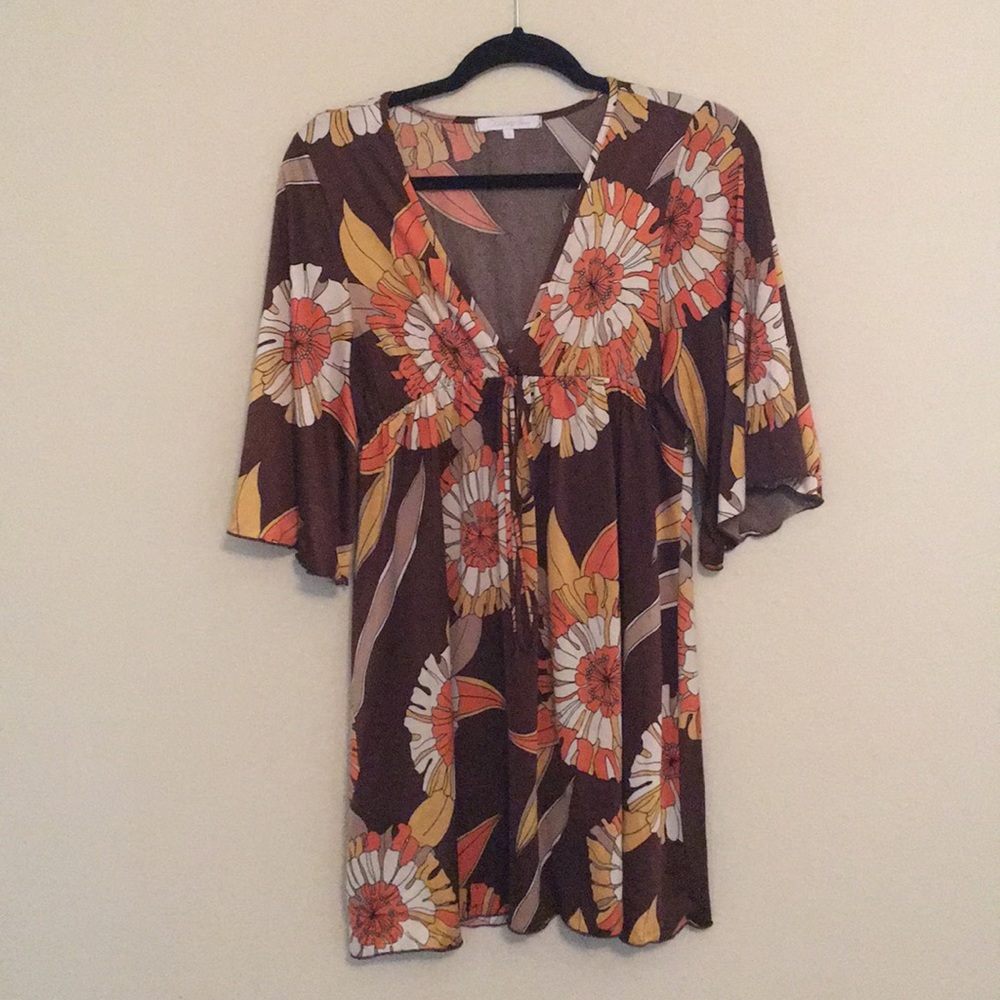 A tunic blouse with retro print in Autumn colors.